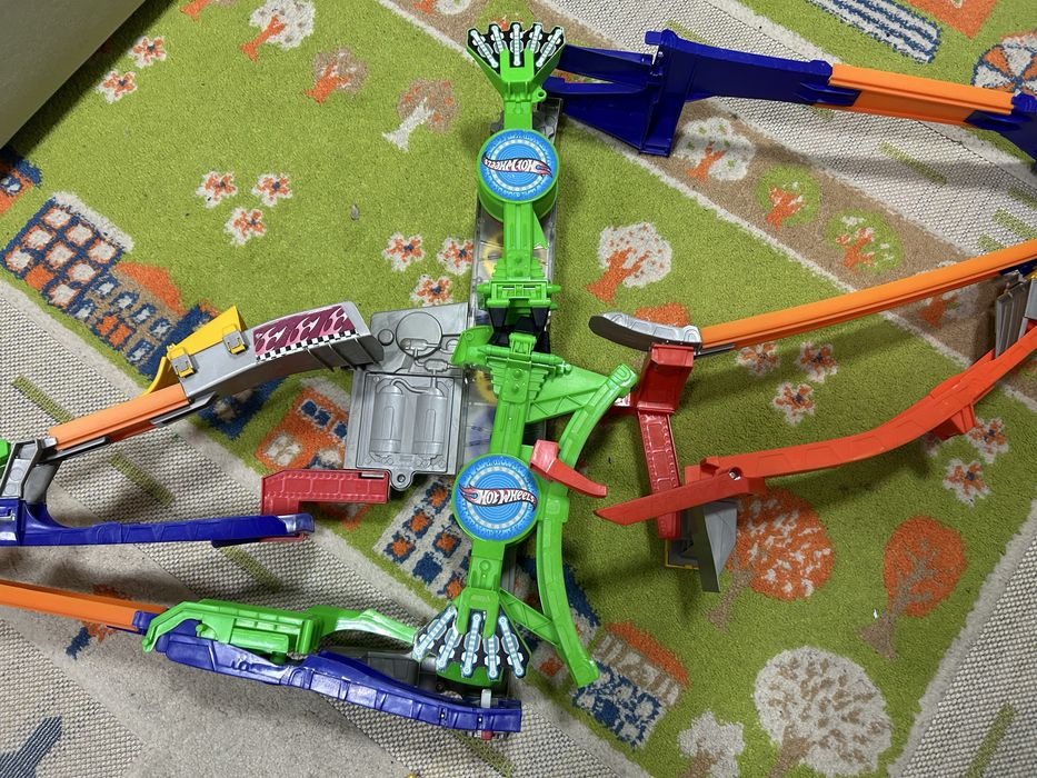 Трек Hot Wheels настінний Roto-Arm Revolution Крутий момент хот вілс