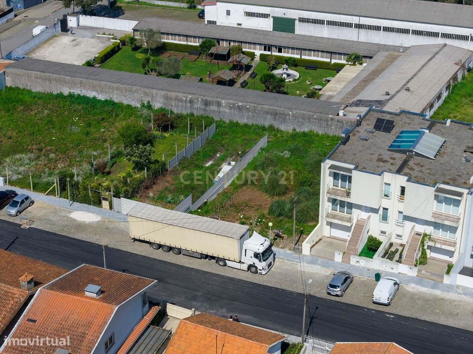Terreno urbano | Construção habitação geminada em banda — Santa Maria de Lamas, Aveiro