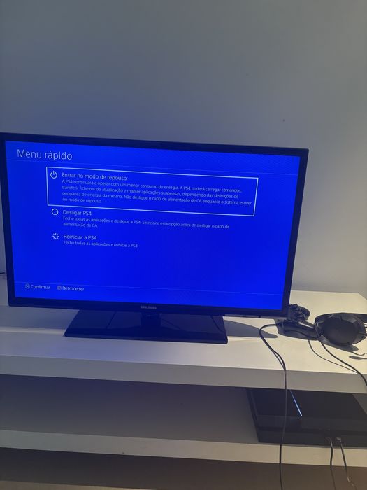 PS4 Slim 500GB com dois comandos