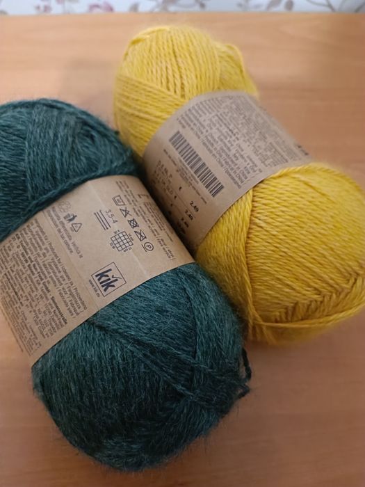 Нитки для в'язання двох кольорів