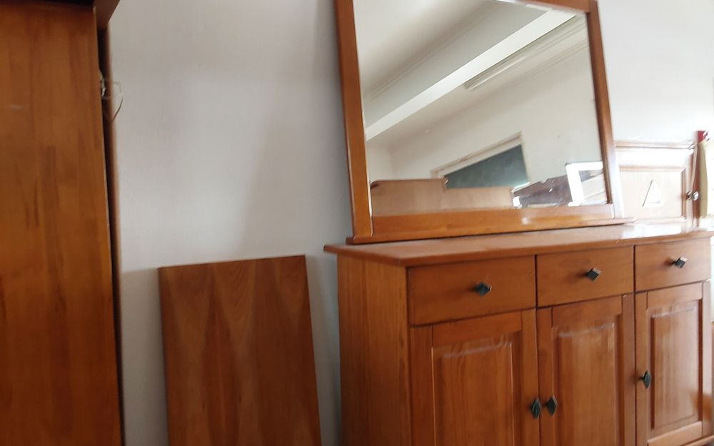 Liquidação de móveis de grande qualidade tudo em madeiras maciças