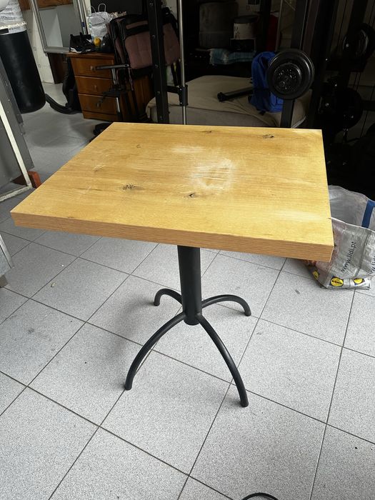 Mesa para espaço comercial ou habitacional