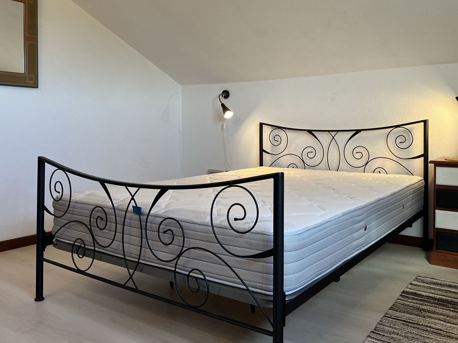 Cama de ferro com estrado - estilo elegante