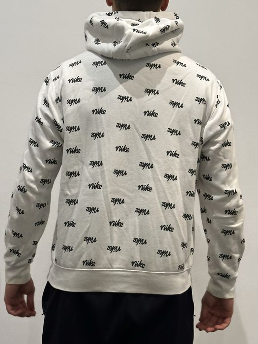 Nike bluza biała w monogramy z kapturem z nadrukiem