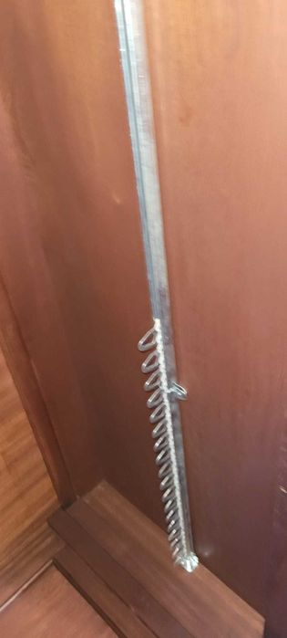 Roupeiro em madeira maciça (castanho) em excelente estado.