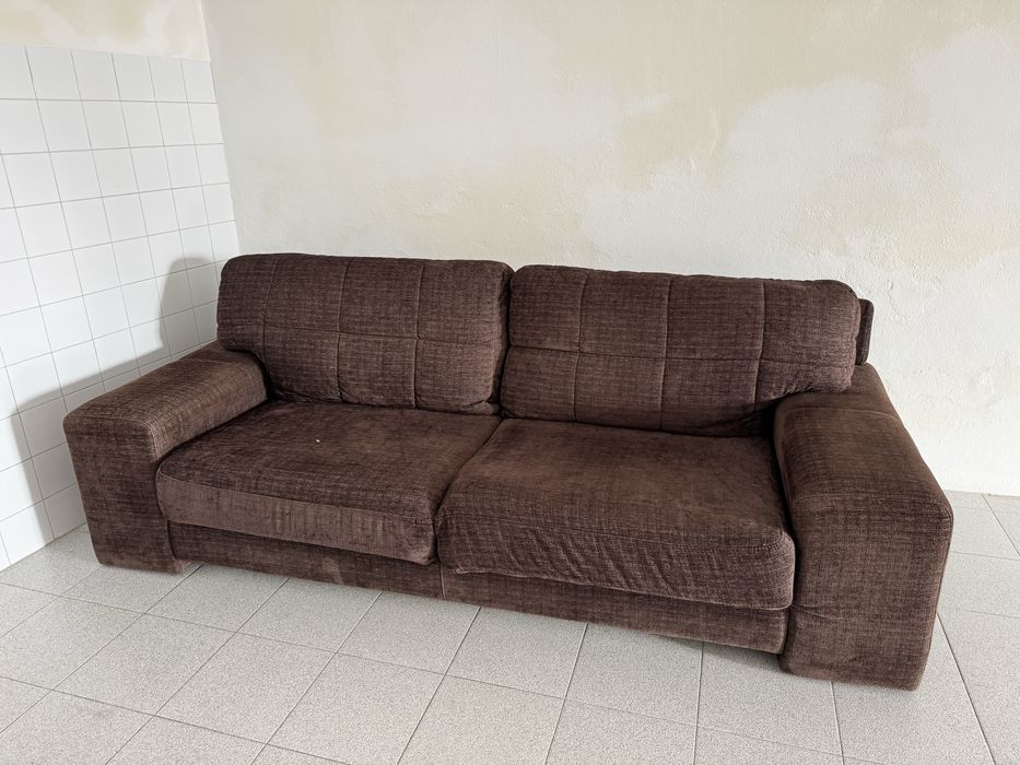 Sofá de tecido castanho