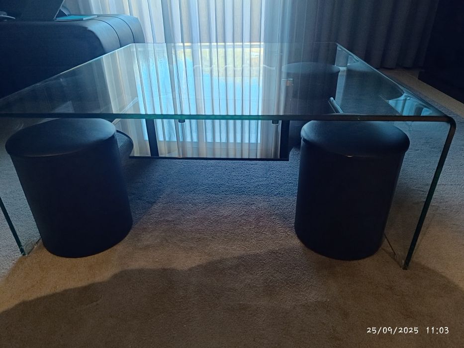 Mesa de centro com 4puffs