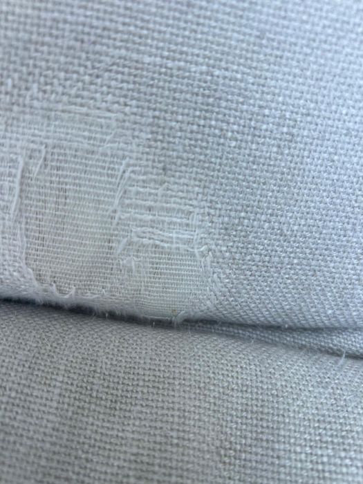 Sofá de 3 lugares com tecido tipo fazenda claro