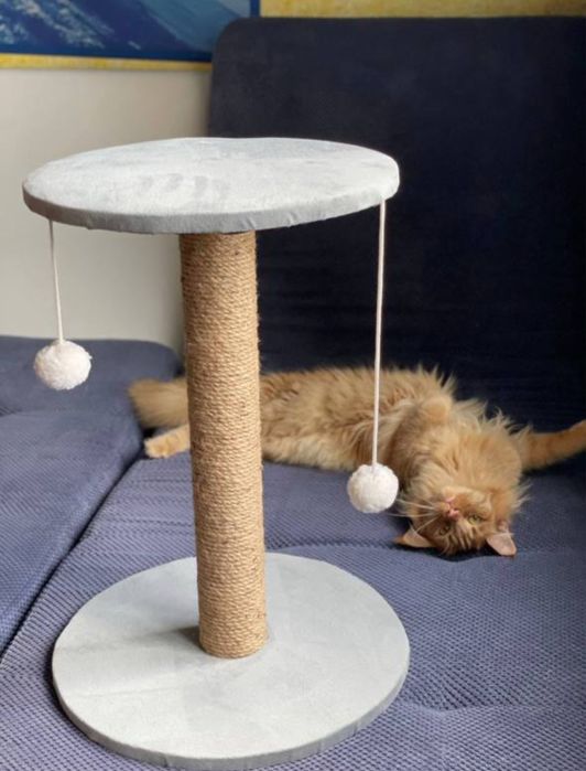 Ręcznie robiony drapak z okrągłą platformą i zabawkami