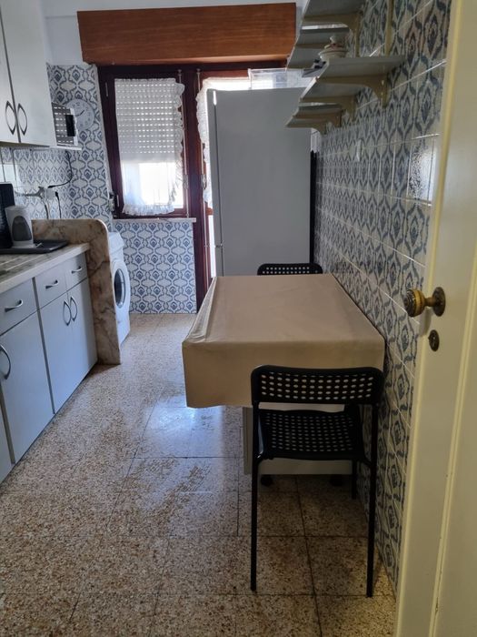 Quarto casal com varanda para arrendar no Cacem bem localizado