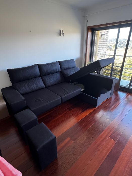 Sofá preto com chaise longue