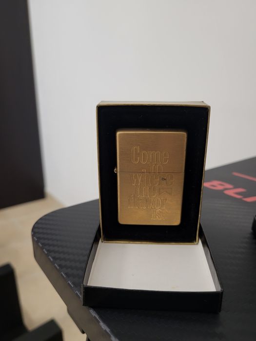 Zippo Marlboro dourado