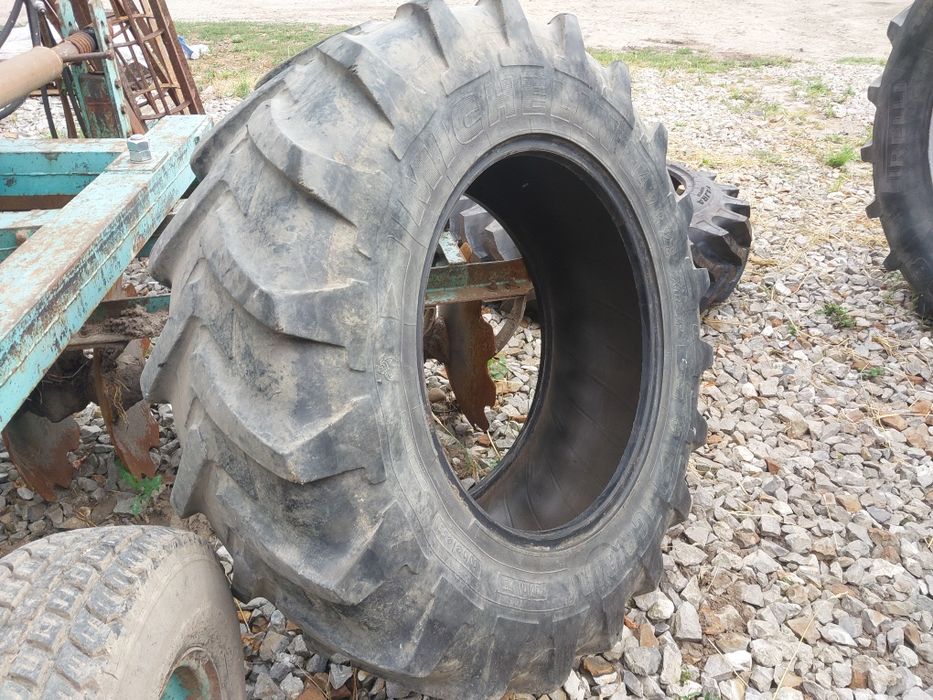 Para opon 14,9 R28.
