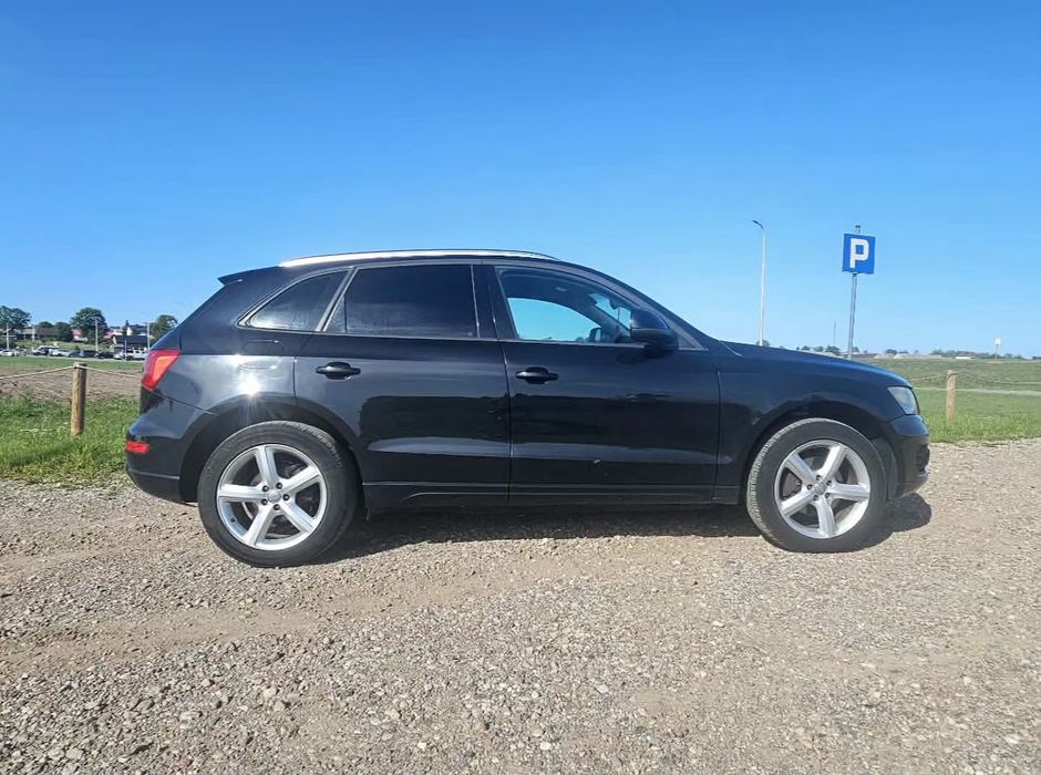 Auto marki Audi q5 z roku 2012.