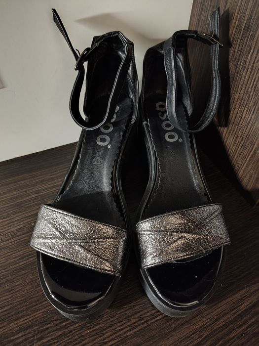 Продаю нові шкіряні босоніжки 39 розміру.