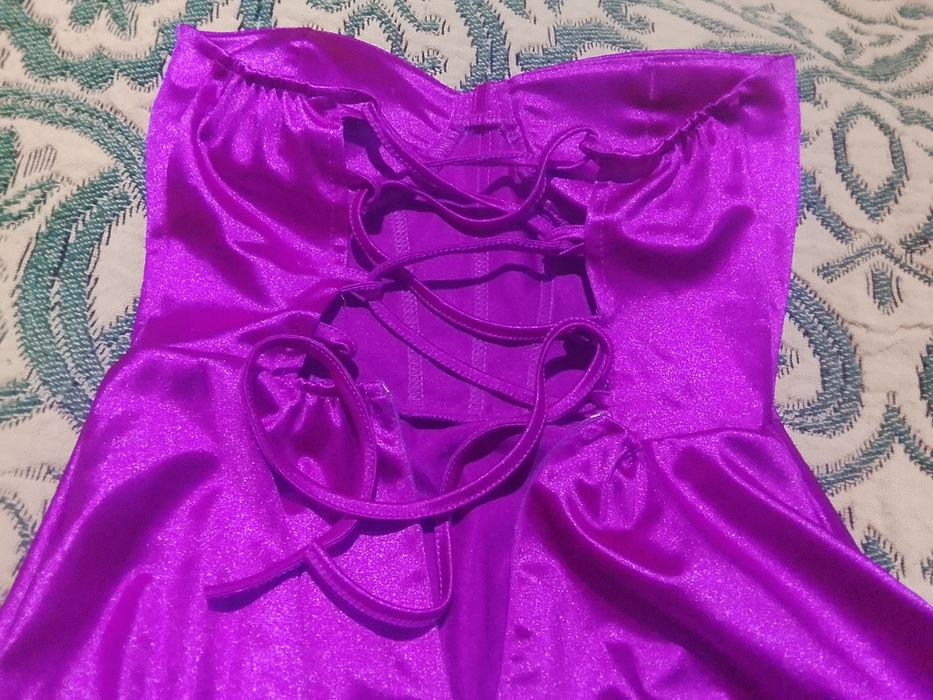 Vestidos rosa aproximadamente violeta,cai cai, que pode ser usa para ocasiões especiais,tem um racha a frente