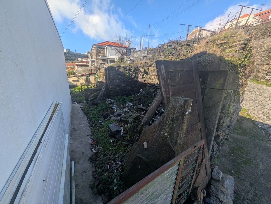 Terreno com ruína
