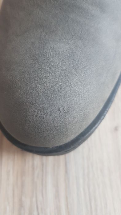 Szare Botki na słupku Graceland