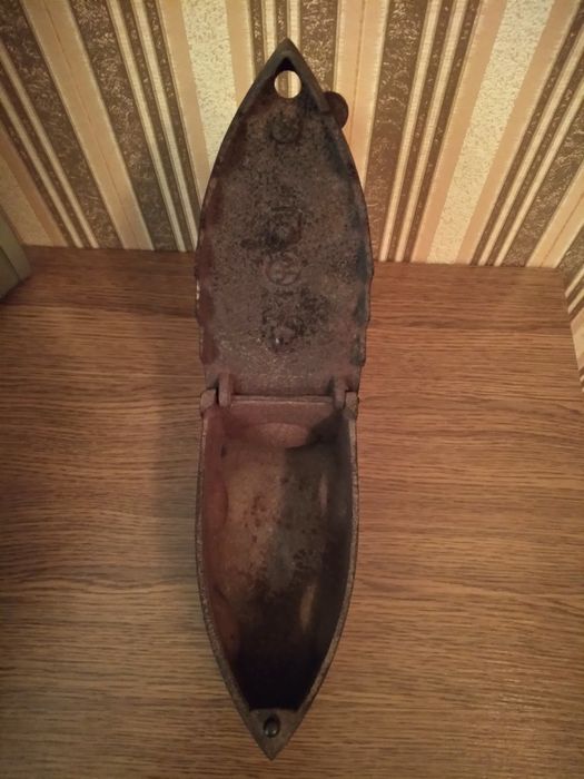 Продам старинный утюг