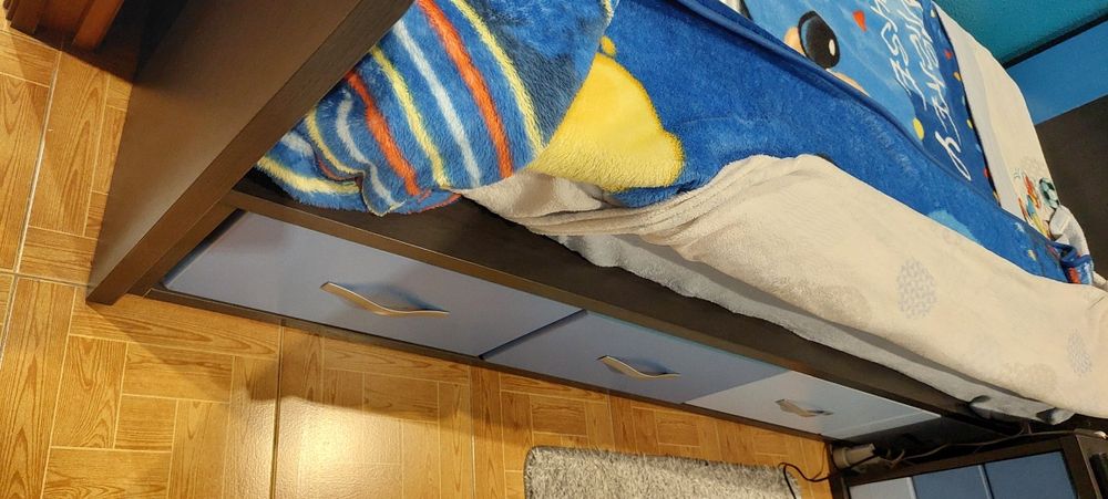 Quarto criança / Mesinha cabeceira/ roupeiro/ colchão