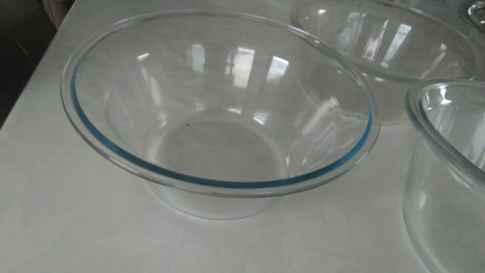 Várias taças em pirex para saladas ou massas
