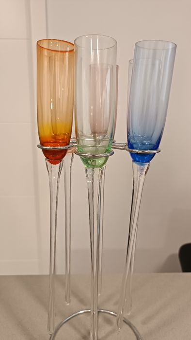 Copos de champanhe, pés compridos, em suporte prateado