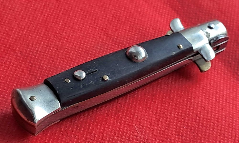 Stary ciekawy noz sprężynowy