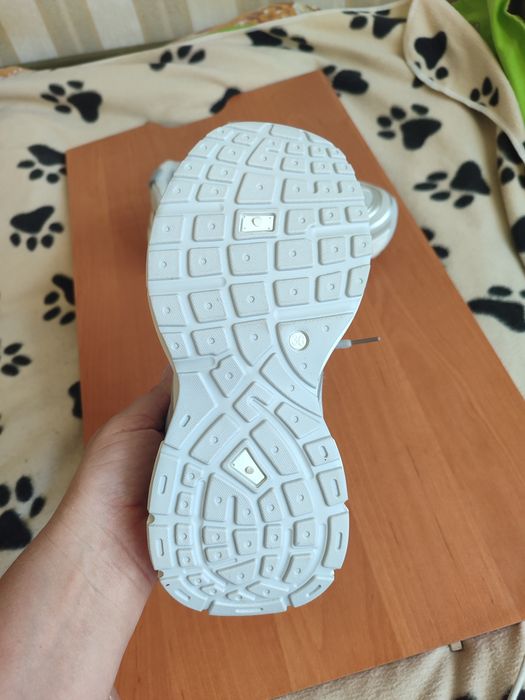 Нові срібні кросівки