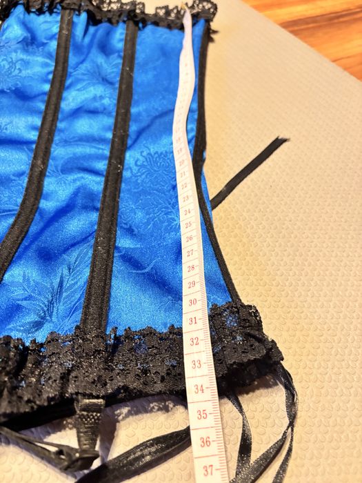 Niebieski gorset, pończochy,