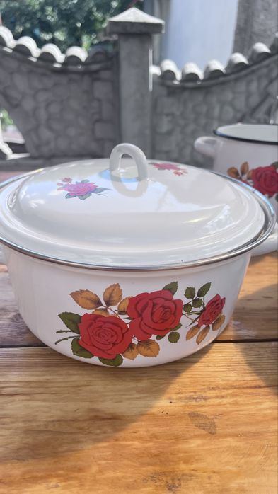 Набор эмалированных кастрюль