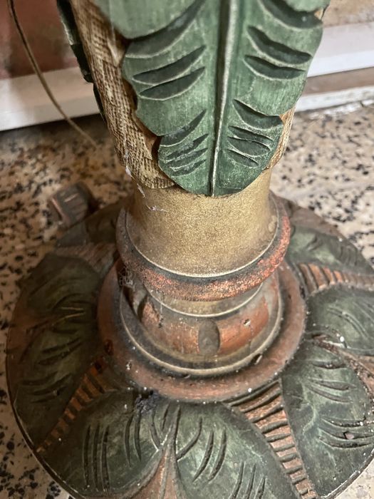 Candeeiro de pé todo trabalhado à mão