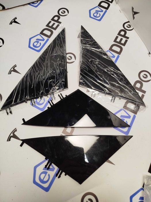 Заглушка дзеркала (трикутник) на Tesla Model 3 Y Наявність