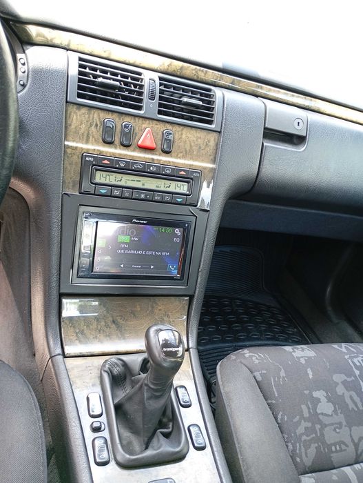 Mercedes-Benz Classe E 290 — fotografia 4