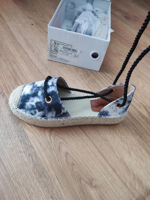 Sznurowane espadryle na platformie r.37
