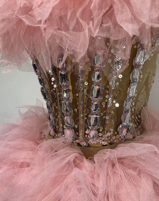 Rozowa sukienka pióra doda piorka zdobiona exclusive butik