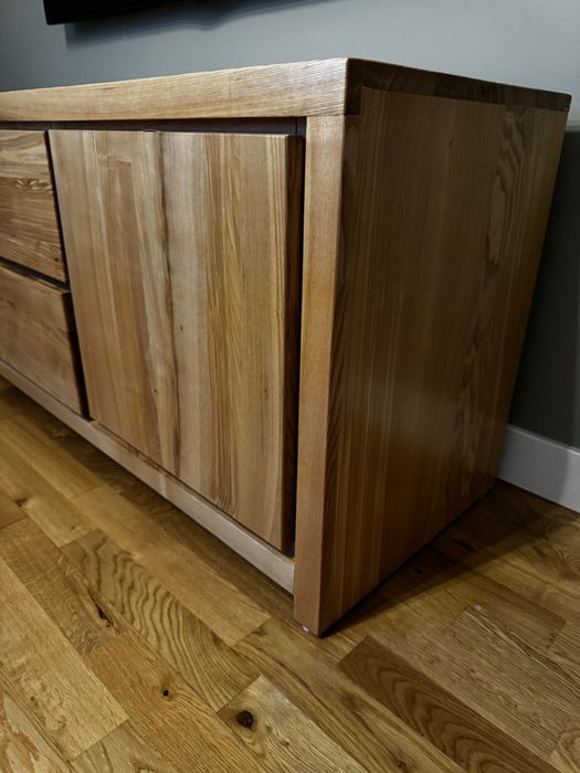 Szafka RTV z litego jesionu – styl kolonialny – indywidualny projekt