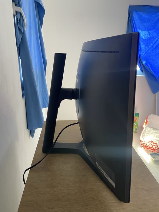 Monitor Samsung C27FG7X de 27 polegadas, 144 Hz, em excelente estado457557081169612804
