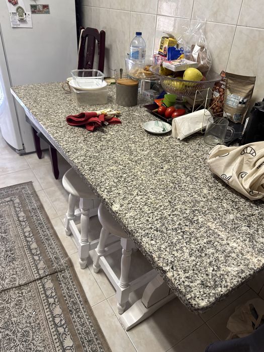 Mesa de pedra para refeicao