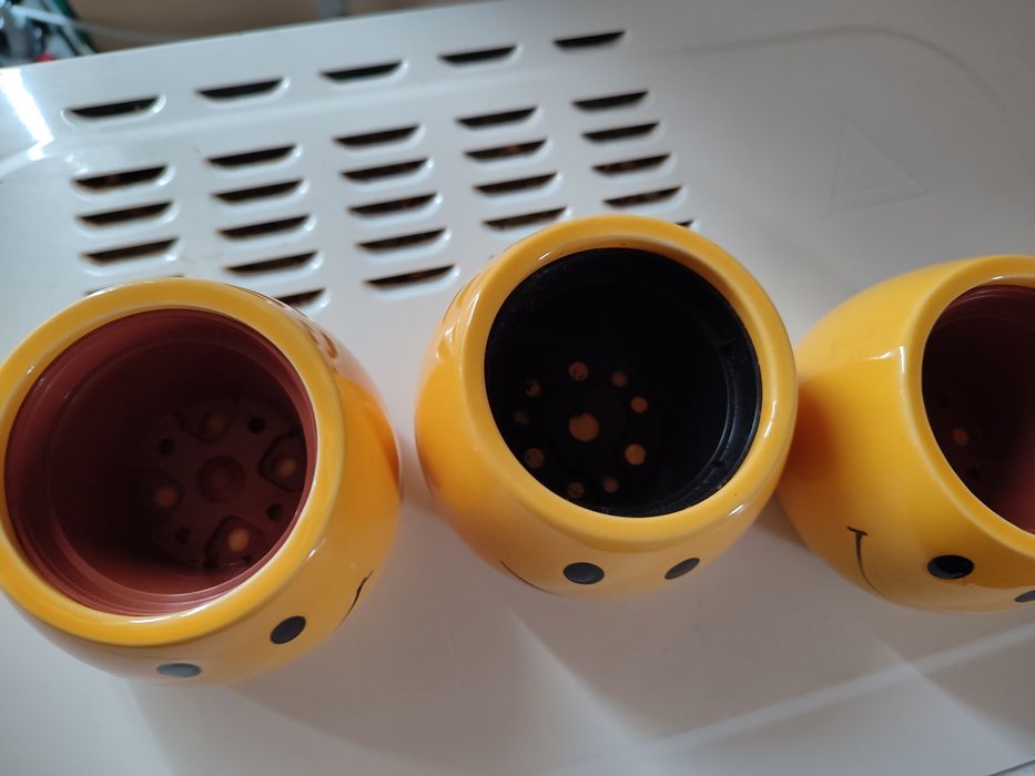 3 śliczne,małe doniczki. Nowe .