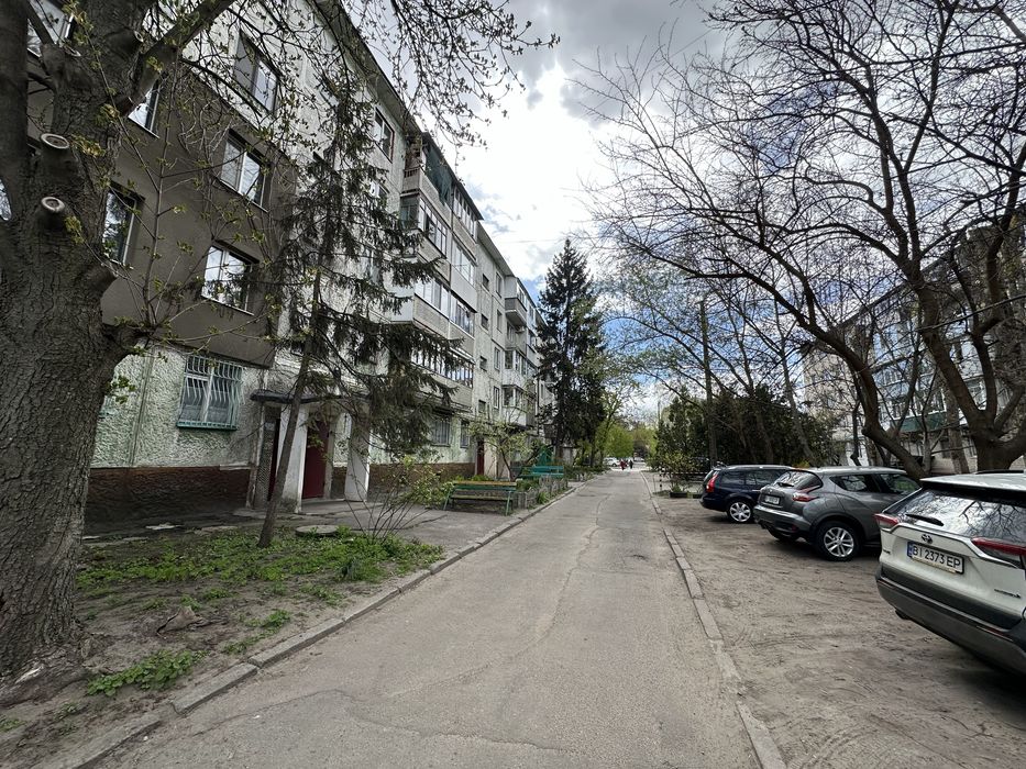 Продаж 2 кімнатної квартири 1 поверх (можливо під офіс), сквер Бабаєва ,центр міста паркова зона