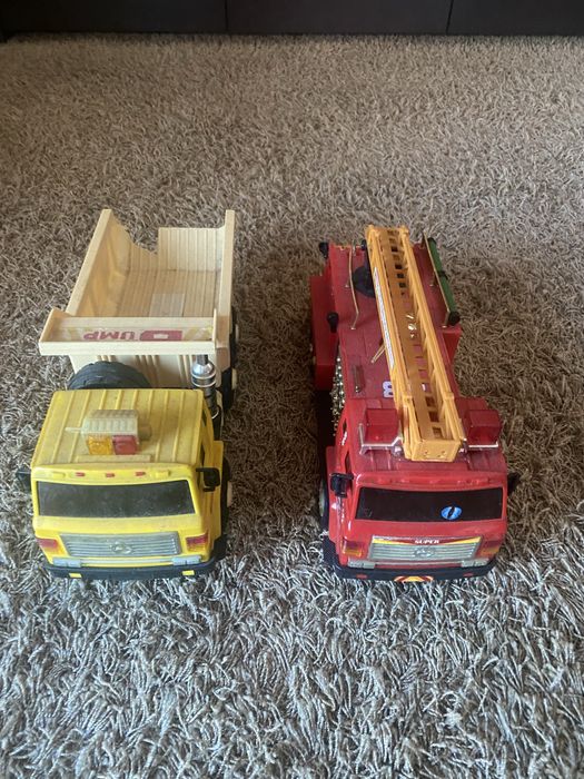 2 camiões brinquedo