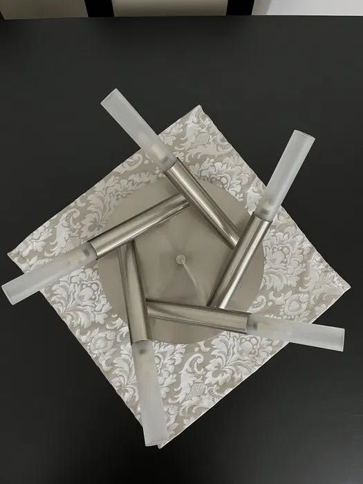 Candeeiro teto + mesa cabeceira