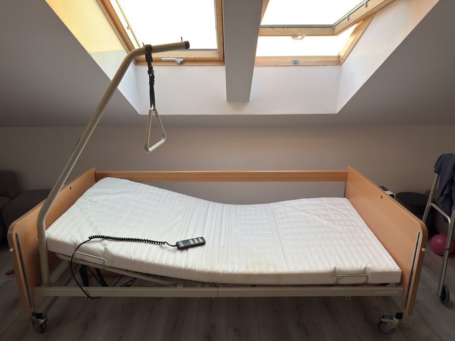 Łóżko rehabilitacyjne elektryczne AKS Pflegebett H/M + materac – stan dobry