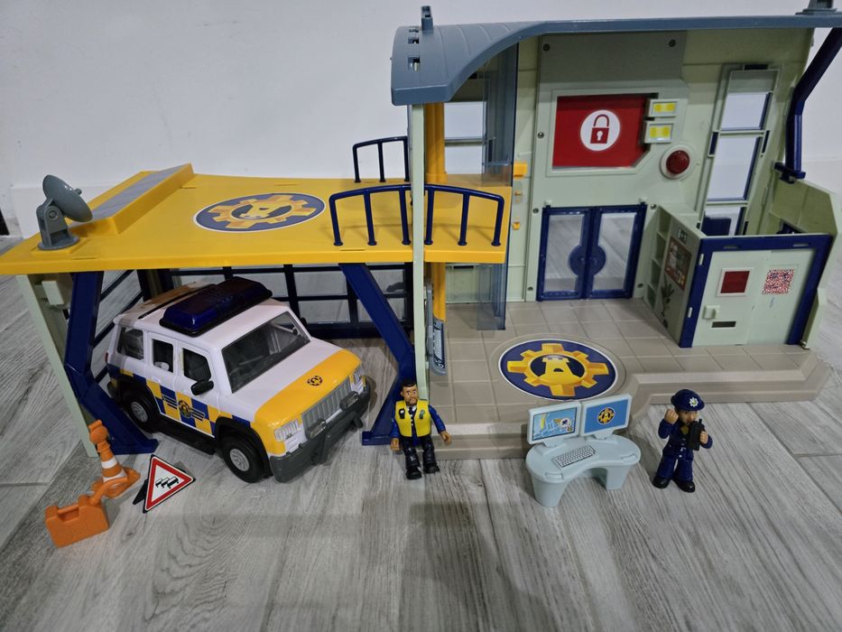 Strażak Sam siedziba Policji i jeep policyjny Simba