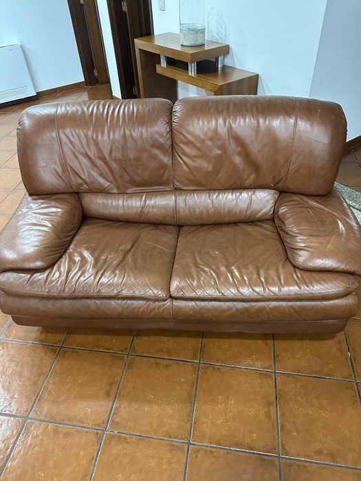 2 sofas em pele