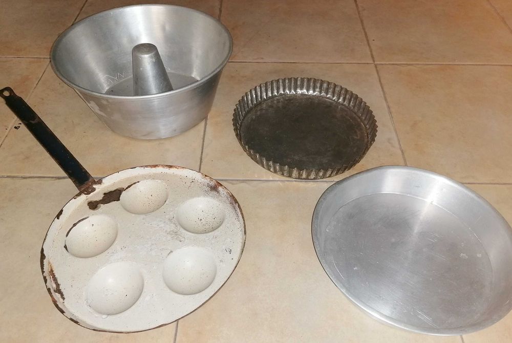 Formas para bolos, alumínio e esmalte,  4 un por 8€