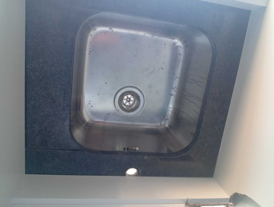 Móvel de cozinha parte de baixo  laminado com pedra granito preta  incluí banca , torneira e tubagens novas
