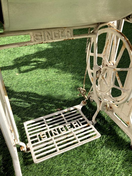 Conjunto Mobilia Vintage (Mesa Costura Singer, cadeirão, cadeira bebe)