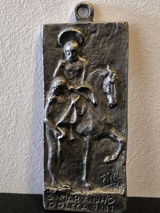 Placa em estanho, datada de 1981 da Feira de São Martinho da Golegã