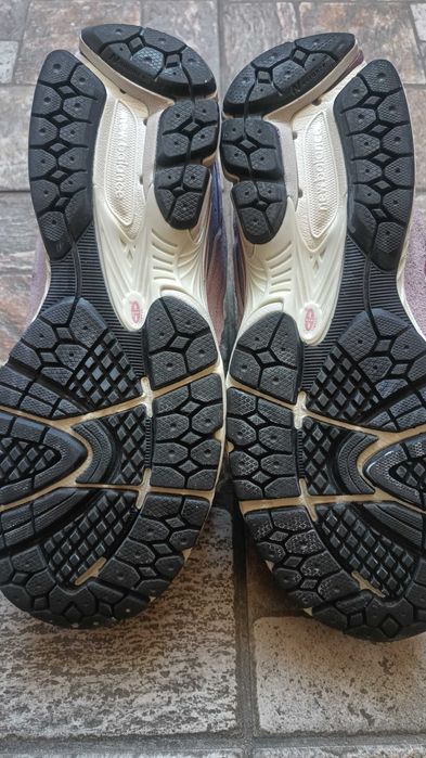 Кросівки New Balance розміром 42 (нові) та куртка New Balance розміром М